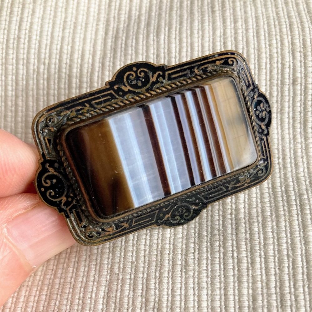 Antique Victorian Biedermeier Brooch with Striped Agate and Meander Pattern - Picture 10 of 16